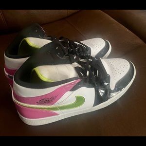 White back cyber pink jordan 1’s